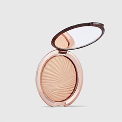photo of estee lauder highlighter for peach makeup look